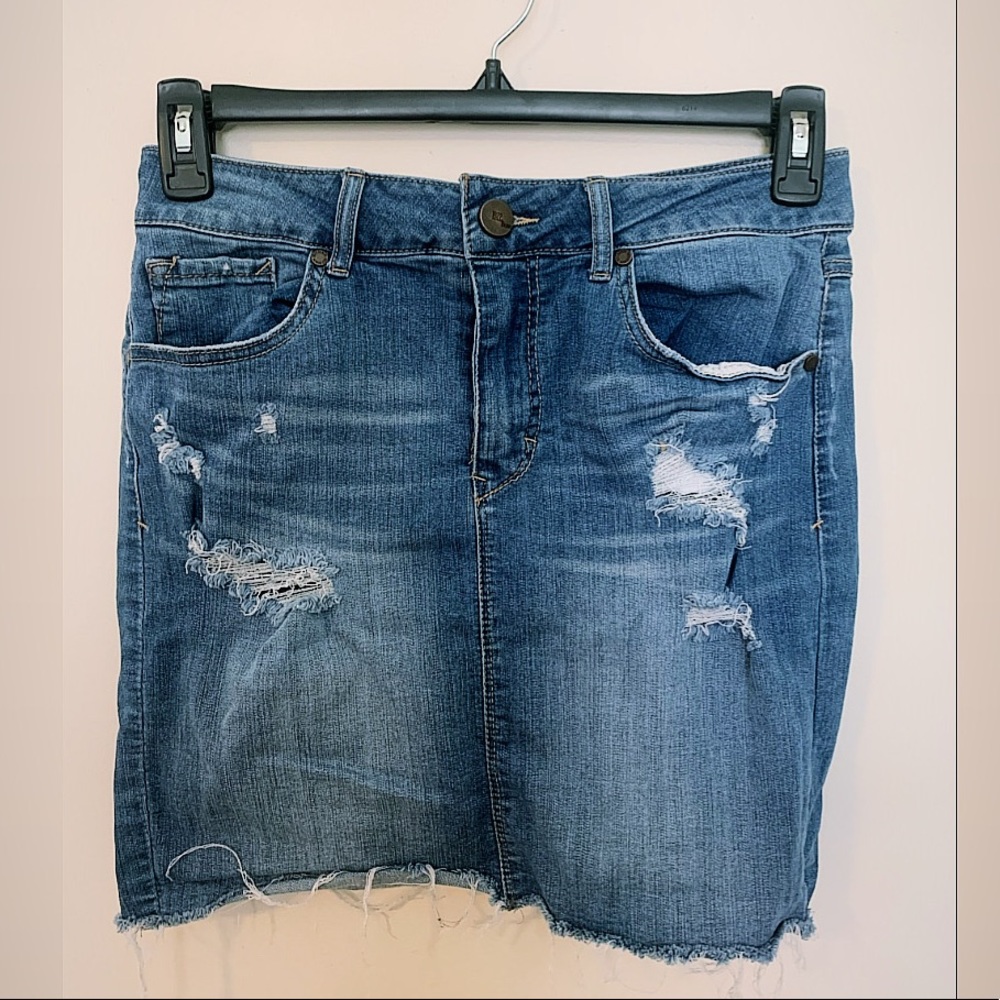 𝟏𝟖𝟐𝟐 Denim skirt. Distressed look.